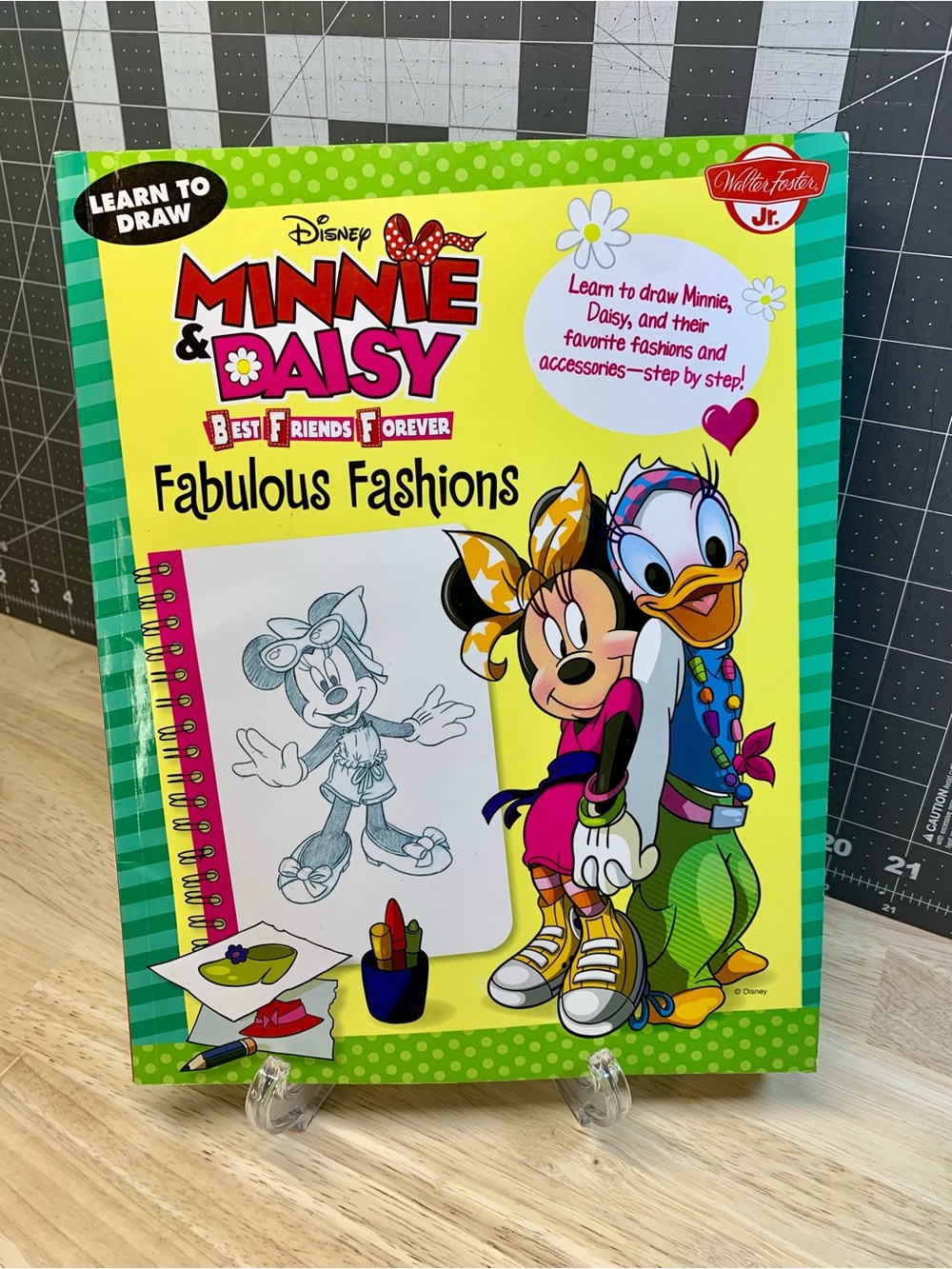 Disney Minnie & Daisy Fabulous Fashions Drawing Book Ages 6+ 2014